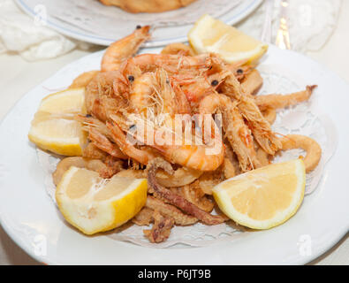 En friture mixte pêcher la crevette et le calmar plateau. Banque D'Images