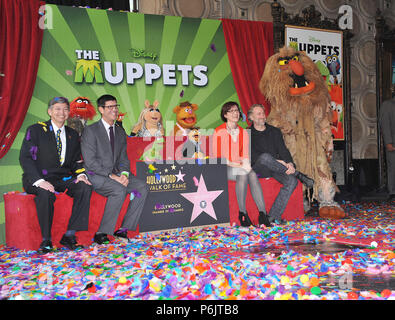 Les Muppets honoré avec une étoile sur le Hollywood Walk of Fame à Los Angeles. Leron Gubler, président et chef de la direction, Chambre de commerce de Hollywood, Rich Ross, président, le parc Walt Disney Studios, Lisa Henson, PRÉSIDENT-DIRECTEUR GÉNÉRAL, la compagnie de Jim Henson, et Brian Henson, Président,les Muppets - Walk of Fame  05 Événement dans la vie d'Hollywood, Californie - Red Carpet Event, USA, Cinéma, Célébrités, photographie, Bestof, Arts, Culture et divertissement, Célébrités, Mode Topix Meilleur de Hollywood, la vie, événement dans la vie d'Hollywood, Californie - cinéma, télévision, célébrités, célébrités de la musique, Topix Bestof, Arts, Culture Banque D'Images