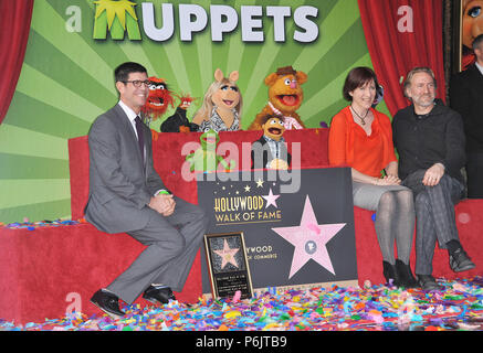 Les Muppets honoré avec une étoile sur le Hollywood Walk of Fame à Los Angeles. Rich Ross, président, le parc Walt Disney Studios, Lisa Henson, PRÉSIDENT-DIRECTEUR GÉNÉRAL, la compagnie de Jim Henson, et Brian Henson, Président,les Muppets - Walk of Fame  06 Événement dans la vie d'Hollywood, Californie - Red Carpet Event, USA, Cinéma, Célébrités, photographie, Bestof, Arts, Culture et divertissement, Célébrités, Mode Topix Meilleur de Hollywood, la vie, événement dans la vie d'Hollywood, Californie - cinéma, télévision, célébrités, célébrités de la musique, Topix Bestof, Arts, Culture et loisirs, photographie, enquête tsuni@Gamma-USA.c Banque D'Images