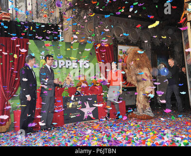 Les Muppets honoré avec une étoile sur le Hollywood Walk of Fame à Los Angeles. Leron Gubler, président et chef de la direction, Chambre de commerce de Hollywood, Rich Ross, président, le parc Walt Disney Studios, Lisa Henson, PRÉSIDENT-DIRECTEUR GÉNÉRAL, la compagnie de Jim Henson, et Brian Henson, Président,les Muppets - Walk of Fame  10 Événement dans la vie d'Hollywood, Californie - Red Carpet Event, USA, Cinéma, Célébrités, photographie, Bestof, Arts, Culture et divertissement, Célébrités, Mode Topix Meilleur de Hollywood, la vie, événement dans la vie d'Hollywood, Californie - cinéma, télévision, célébrités, célébrités de la musique, Topix Bestof, Arts, Culture Banque D'Images