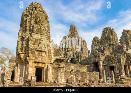 Bayon est richement décorée temple Khmer à Angkor au Cambodge. Construit au 12ème siècle en tant que temple d'état du roi bouddhiste Mahayana. Elle est de t Banque D'Images