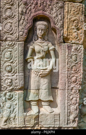 Danseurs sculpté sur le mur de Ta Som le temple à Angkor, Cambodge, construit au 12e siècle. Le temple a été laissé en grande partie les tâches, avec de nombreux Banque D'Images