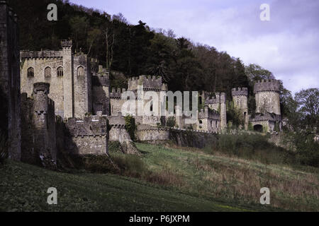 Ruines du château de Gwrych gothique à Conwy Wales. Banque D'Images