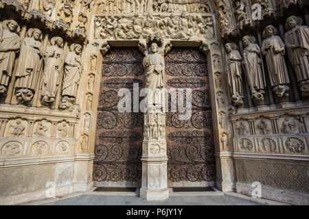 Photo grand angle d'entrée portes de la Cathédrale Notre Dame de Paris, France Banque D'Images