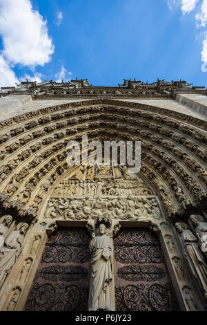 Photo grand angle d'entrée portes de la Cathédrale Notre Dame de Paris, France Banque D'Images