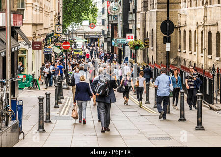 La vie de la rue et shoppers dans Westminster London UK Banque D'Images