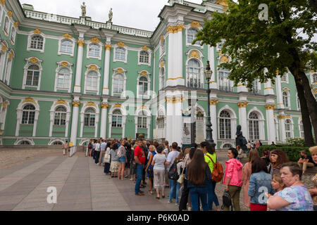 SAINT PETERSBURG, Russie - le 18 août 2017 : les touristes font la queue devant l'entrée pour visiter les expositions du Musée de l'Ermitage Banque D'Images