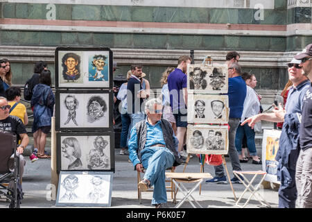 Florence, Italie. 1 juin 2018 : Dessinateur assis en attente de clients dans la Piazza del Duomo, derrière, les touristes et une partie du mur de la Cathedra Banque D'Images