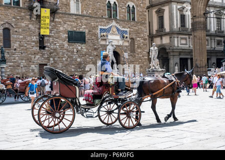 Florence, Italie. 1 juin 2018 : cheval typiquement florentine buggy appel via la Plaza Signoria Banque D'Images