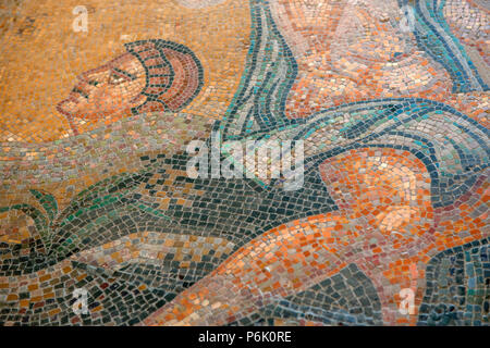 SAINT PETERSBURG, Russie - le 18 août 2017:Fragment de marbre antiques mosaïques des thèmes mythologiques dans l'Ermitage salle du pavillon Banque D'Images