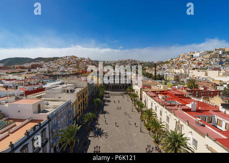 Vue panoramique sur la Plaza Mayor de Santa Ana et coloré les résidences de Las Palmas, Gran Canaria, îles Canaries, Espagne Banque D'Images