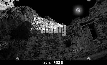 Lune croissante au bâtiment en pierre abandonnée Banque D'Images