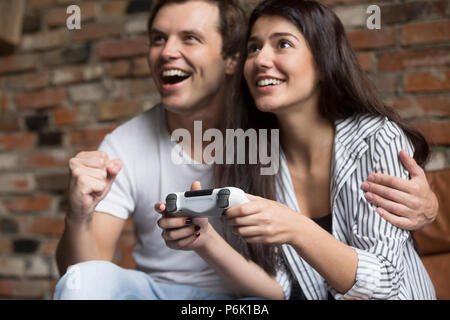 Couple excité à jouer à des jeux vidéo ensemble Banque D'Images