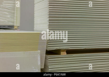 Palette avec placoplâtre par l'immeuble store. Entrepôt avec plâtre. feuilles de plâtre sur des palettes. Les matériaux de construction. Wareho de cloison sèche Banque D'Images