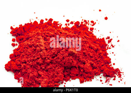Petit tas de poudre de couleur rouge - portrait - studio light Banque D'Images