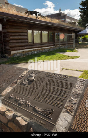 Une plaque dédiée à l'extérieur les chiens de traîneau de chiens Yukon Quest Luge siège à Golden Heart Plaza Centre-ville de Fairbanks, en Alaska. Les 1 000 kilomètres de long Yukon Quest International Sled Dog Race commence chaque année dans le parc. Banque D'Images