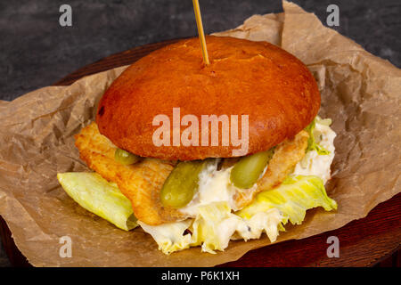 Burger au poisson et concombres Banque D'Images