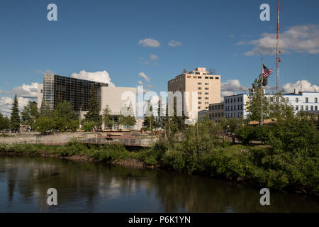 Vue de la rivière Chena et Coeur en Or Plaza de la Cushman Street Bridge à Fairbanks, en Alaska. Banque D'Images