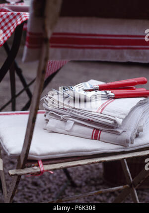 Close-up of red-traités couverts sur pile de serviettes à thé blanc avec une bande rouge Banque D'Images