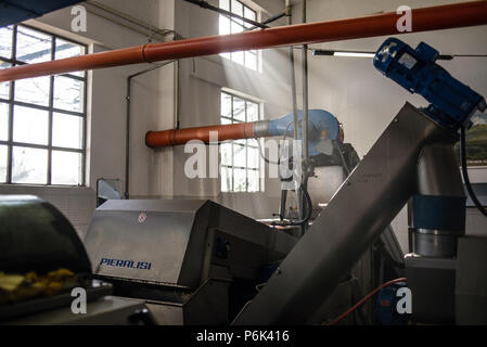 Le processus de travail à l'huile d'olive extra vierge usine près de Saranda, Albanie le Décembre 2017 Banque D'Images