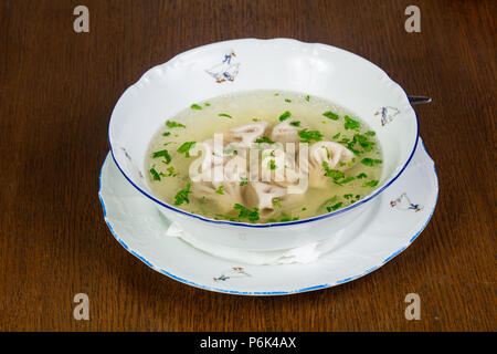 Khinkali géorgienne aux herbes soupe Banque D'Images