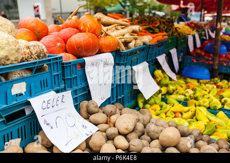Les boîtes en plastique avec des citrouilles, pommes de terre et autres légumes frais sur le comptoir. Banque D'Images