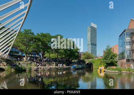 Une vue générale de la zone de Castlefield Manchester avec people socializing sur une chaude journée d'été. Banque D'Images