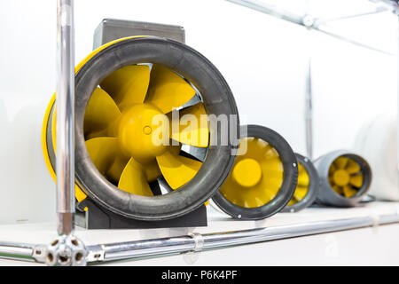 Des fans de l'air, exposition d'échantillon dans le magasin. Système de ventilation moteur sur l'étagère dans la boutique Banque D'Images