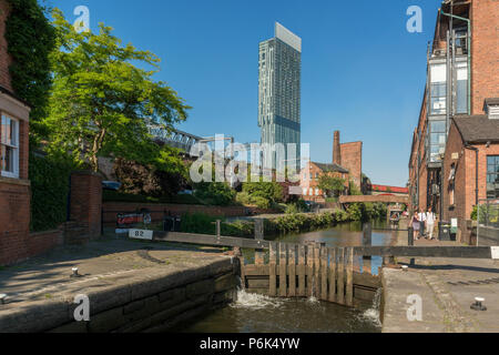 Une vue générale de la zone de Castlefield Manchester avec verrouillage 92 du canal ouvert dans l'avant-plan. Banque D'Images