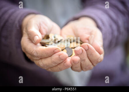 L'argent, de monnaie, de la grand-mère sur les pensions et la notion de la vie, au minimum - en mains une poignée de pièces anciennes. Close up Banque D'Images