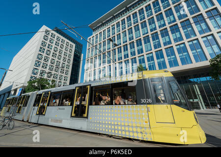 Un arrêt de tramway Metrolink passe juste devant l'immeuble KPMG à St Peter's Place dans Manchester. Banque D'Images