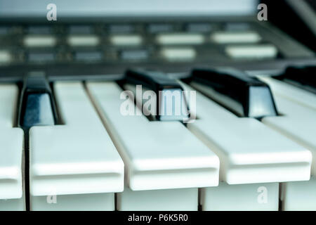 Les touches de piano avec arrière-plan flou  l'accent sur les touches de blanc Banque D'Images