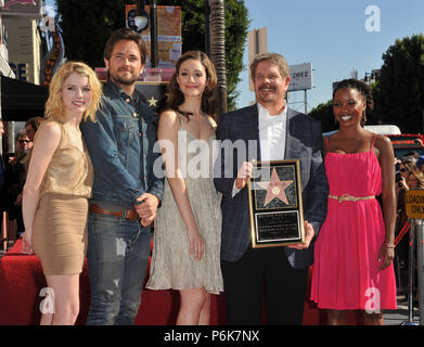 John Wells, Emmy Rossum, Shameless exprimées à John Wells Star honorée avec une étoile sur le Hollywood Walk of Fame à Los Angeles.John Wells, Emmy Rossum,  Distribution éhontée 07 Événement dans la vie d'Hollywood, Californie - Red Carpet Event, USA, Cinéma, Célébrités, photographie, Bestof, Arts, Culture et divertissement, Célébrités, Mode Topix Meilleur de Hollywood, la vie, événement dans la vie d'Hollywood, Californie - cinéma, télévision, célébrités, célébrités de la musique, Topix Bestof, Arts, Culture et loisirs, photographie, tsuni@Gamma-USA.com , Tsuni enquête de crédit / USA, honoré par une étoile sur le Holl Banque D'Images