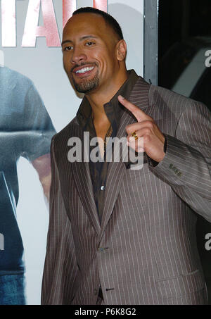 Dwayne Johnson (The Rock), en arrivant à hauteur de marche Premiere au Chinese Theatre de Los Angeles. 29 mars, 2004.DwayneJohnson024 Red Carpet Event, Vertical, USA, Cinéma, Célébrités, photographie, Bestof, Arts, Culture et divertissement, Célébrités Topix fashion / Vertical, Best of, événement dans la vie d'Hollywood, Californie - Tapis rouge et en backstage, USA, Cinéma, Célébrités, cinéma, télévision, Célébrités célébrités musique, photographie, Arts et culture, Bestof, divertissement, Topix headshot, vertical, une personne, à partir de l'an 2004, enquête tsuni@Gamma-USA.com Banque D'Images