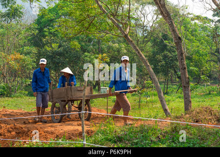 Peut-chan, MySon, Vietnam -- 22 mars 2016. Travailleurs vietnamiens peinent dans les jardins de mon fils, au Vietnam. Banque D'Images