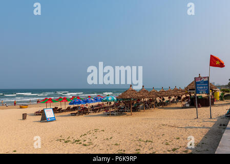 Da nang, Vietnam--Mars 23, 2016. Vous pourrez vous détendre sur les baigneurs soleil transats et nager dans la mer de Chine du Sud à la plage de la Chine populaire. Banque D'Images