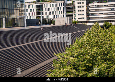 Les marches de la Bibliothèque nationale de France, situé à Paris, France. Banque D'Images