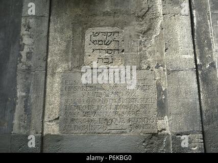 INSCRIPCION en una LAPIDA HEBREA que data del siglo XIV, existente en el número 1 de la calle Marlet, donde estuvo un Antiguo convento de dominicos. Descubierta en el año 1820 en el Call, El barrio judío de BARCELONA. Cataluña. Banque D'Images