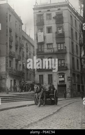 Carros de limpieza y de basura en El barrio de la Ribera, de Barcelona. Años 1940. Banque D'Images