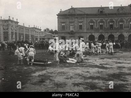 Simulacro de accidente y ejercicios de la Cruz Roja en el parque de la Ciudadela frente al Parlamento, en Barcelone. Años 1920. Banque D'Images