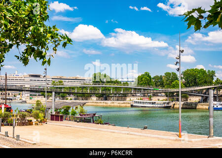 La passerelle Simone de Beauvoir traverse la Seine de les jardins de Bercy à la BnF La Bibliothèque François-Mitterrand. Paris, France Banque D'Images