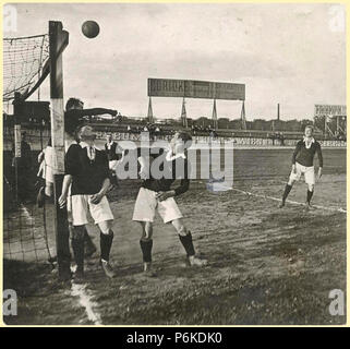 1910-09-25 Hannover 96 Holstein Kiel Krebel, Toni Denecke, E. Staacke, G.Schrader, W.Bühring, Radrennbahn suis Pferdeturm, HAZ, Historisches Museum. Banque D'Images