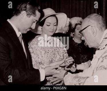 MONTIEL, SARA. ACTRIZ Y CANTANTE ESPAÑOLA.1928-2013. BODA EN ROMA CON JOSE VICENTE RAMIREZ OLALLA.. AÑO 1964. Banque D'Images