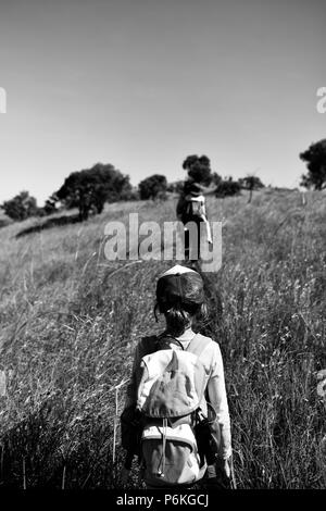 La mère et l'enfant marche à travers une forêt, de nombreux pics de la randonnée au Mont Marlow, Townsville, Queensland 4810 Commune de la ville, de l'Australie Banque D'Images