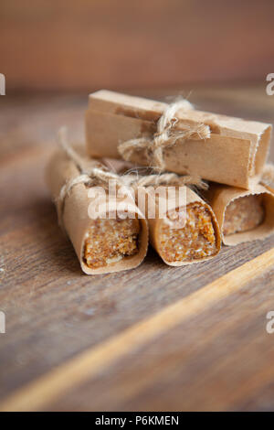 Barres muesli maison avec fruits secs sur une planche en bois Banque D'Images