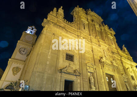 Crépuscule du soir à Gallipoli, province de Lecce, Pouilles, Italie du sud. Façade baroque de la Cathédrale Saint Agata. Quelques reflets de l'objectif du feu dispo Banque D'Images