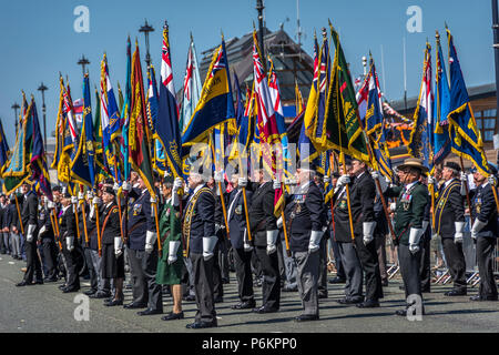 2018 La Journée des Forces armées à Llandudno. Les anciens combattants britanniques détenant les drapeaux sur la parade. 2018 sur une journée très chaude. Banque D'Images
