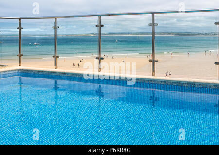 ST Ives, Angleterre - le 18 juin : voir à partir d'une piscine bleu, clair, sur la plage de Porthminster. À St Ives, Cornwall, Angleterre. Le 18 juin 2018. Banque D'Images