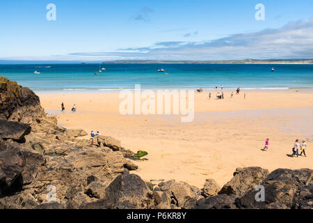 ST Ives, Angleterre - le 18 juin : les personnes bénéficiant de la plage de Porthminster, St Ives, sur un chaud, ensoleillé, jour d'été. À St Ives, Cornwall, Angleterre. Le 18 juin 2018 Banque D'Images