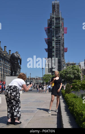 Les touristes et les visiteurs de Londres prendre des photos avec des téléphones mobiles à Westminster à l'extérieur de la Chambre du Parlement où Big Ben est couvert en Banque D'Images